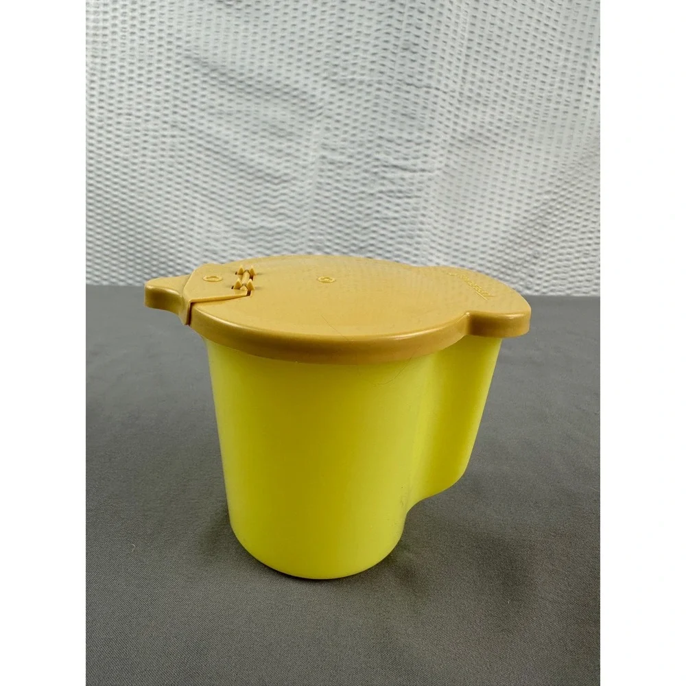 Tupperware creamer with‎ flip top, yellow